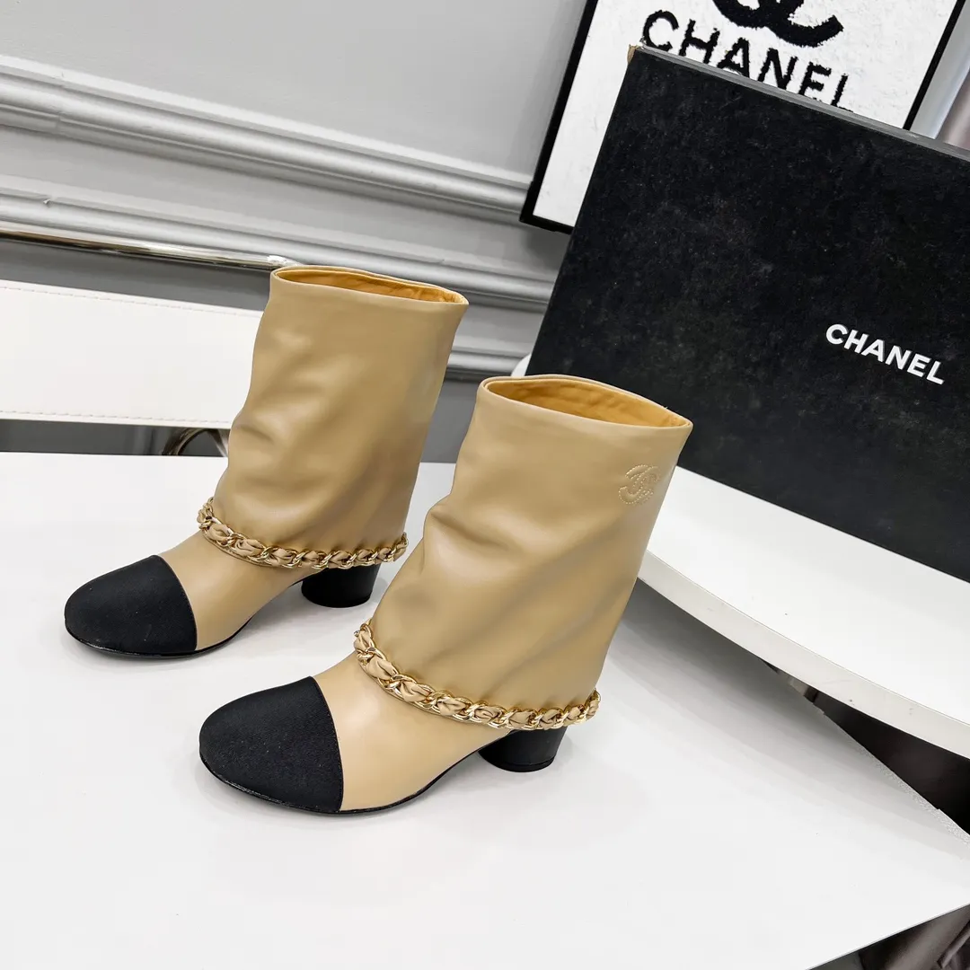 👟👟Ex-factory price 980👟👟 High version of Chanel CHANEL, 🌞🌞🌞Xiaoxiang’s latest boots for autumn and winter 2025, a must-have item for this autumn and winter! ! Ms. Chanel loves simple yet irresistible combinations to show her unique style. Mix and match freely to shine⚡Follow Grandma’s fashion steps! ! ! The top-notch craftsmanship and texture are perfectly presented. No matter any details, you can compare them with the counters. The best quality products can be entered and exited from the counters at will! ! ❶Material: imported cowhide ❷Inner lining: cowhide lining ❸Feet: cowhide lining ❹Outsole: original Italian leather outsole ❺Heel height: 5.5cm ❻Boot shaft height: 8 inches ❼Number: 35-40 (40 and 41 are customized and cannot be returned)
